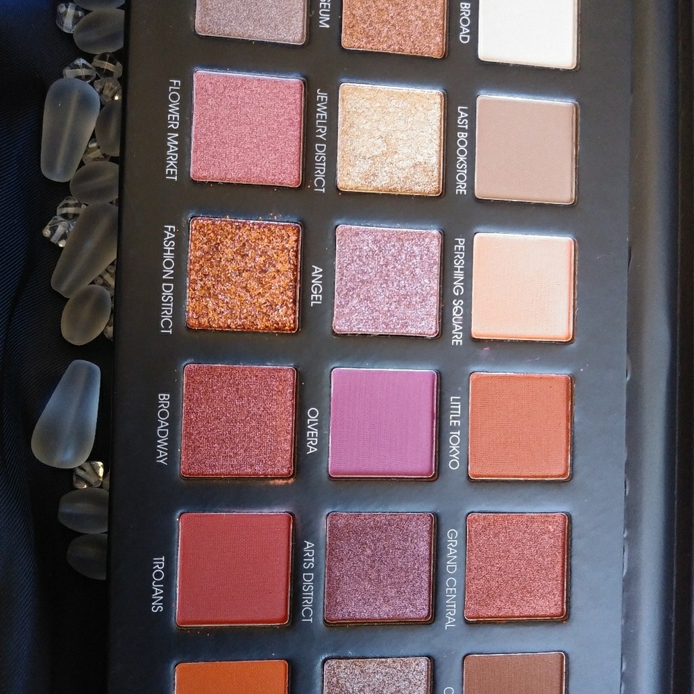 18 color eyeshadow palette - Picture 5 of 7